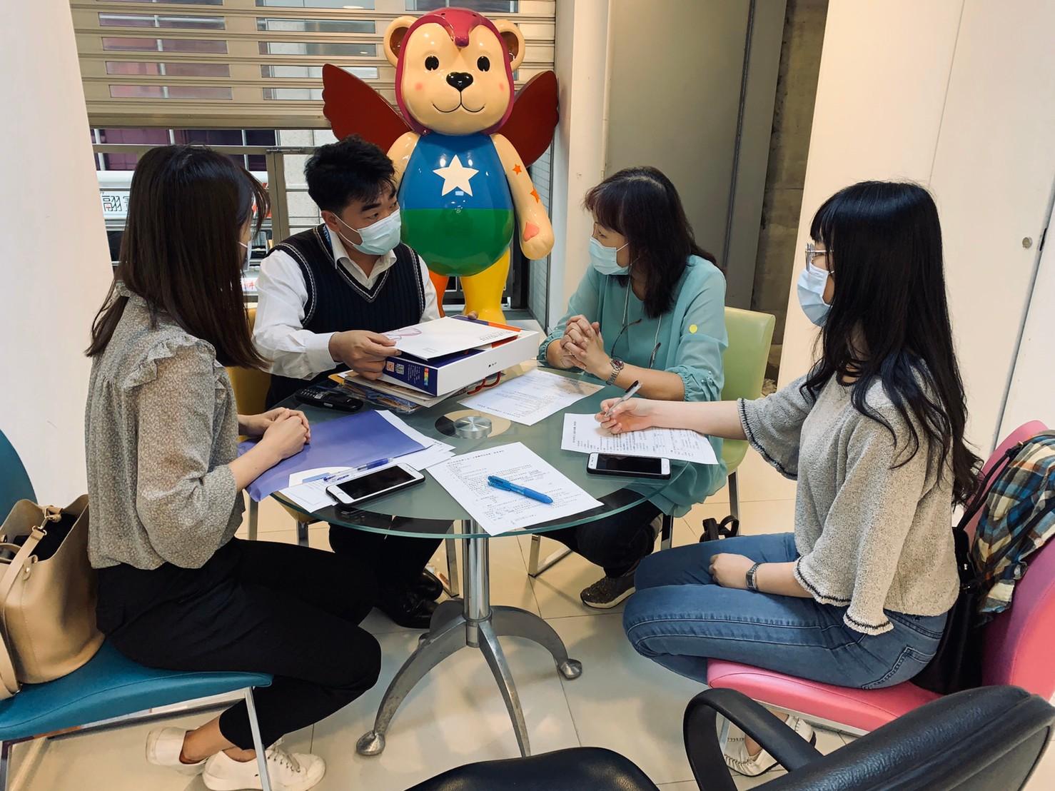 圖為訪視團入廠提供輔導協助.jpg