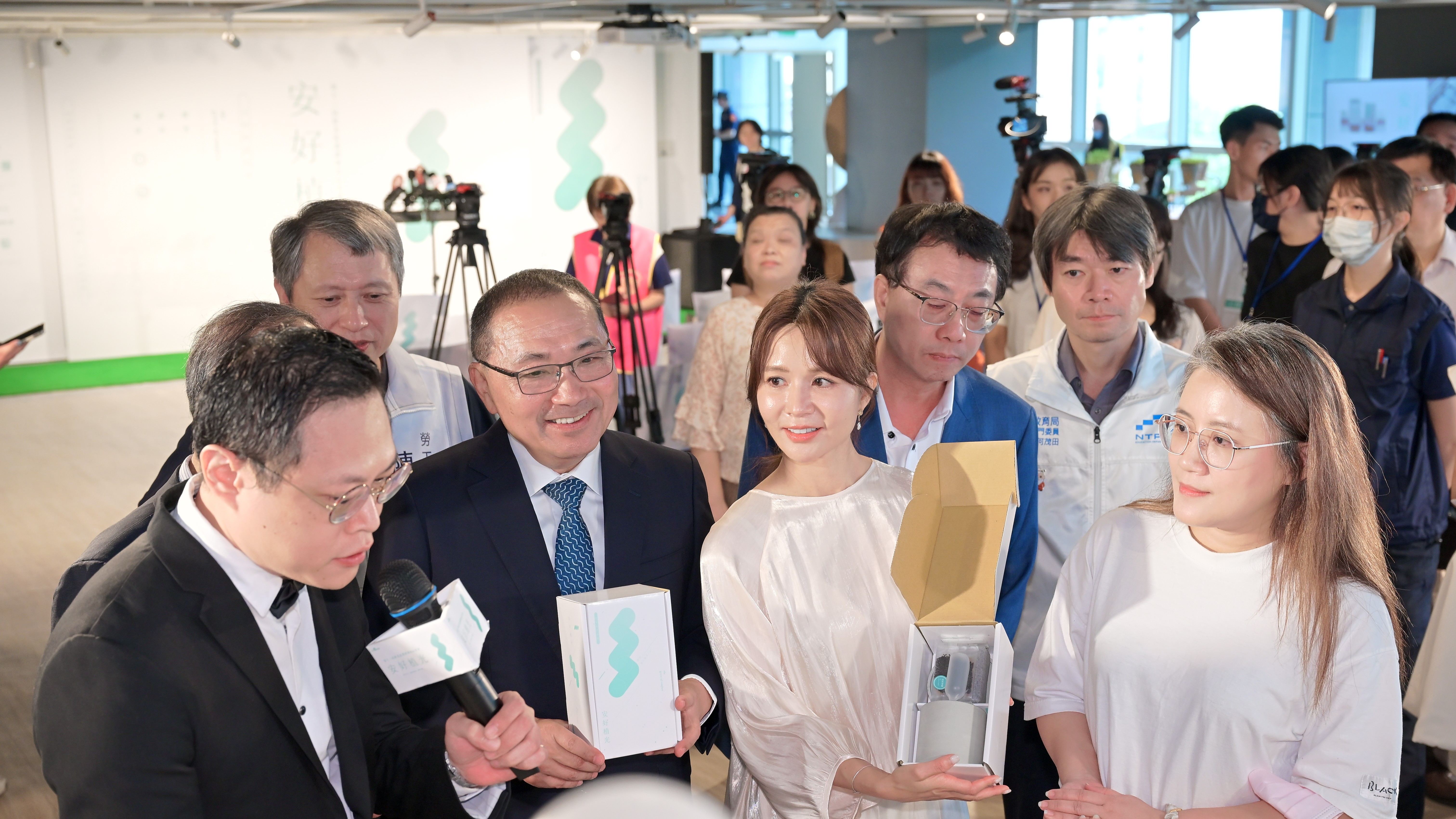 侯市長與代言人吳怡霈一同聆聽醒吾科大研發理念_0.JPG