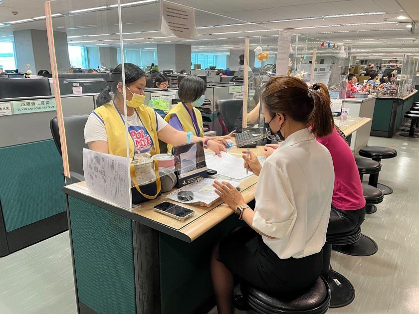 勞工局諮詢服務櫃台受理移工現場諮詢與申訴服務.jpg