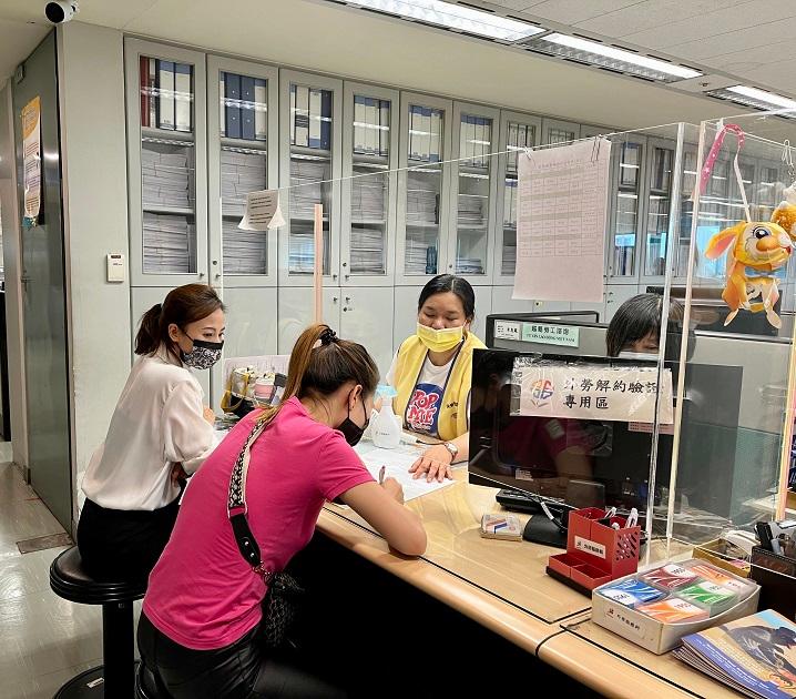 勞工局諮詢服務櫃台受理移工辦理解約驗證服務.jpg