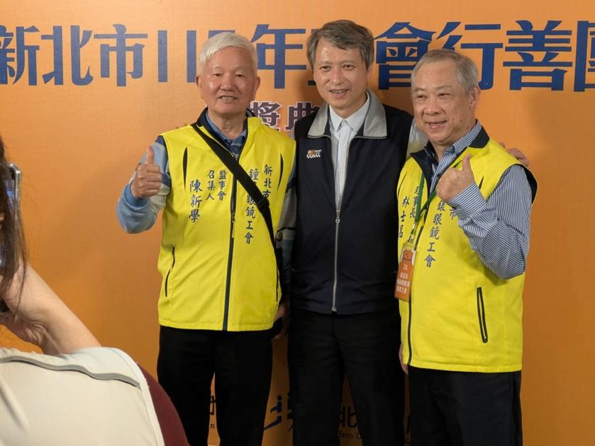 勞工局長與獲表揚鐘錶眼鏡工會合影.jpg