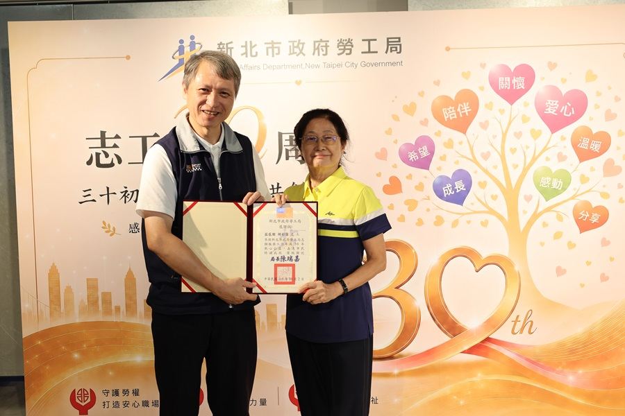 勞工局長頒發30周年感謝狀予志工(圖3)_0.jpg
