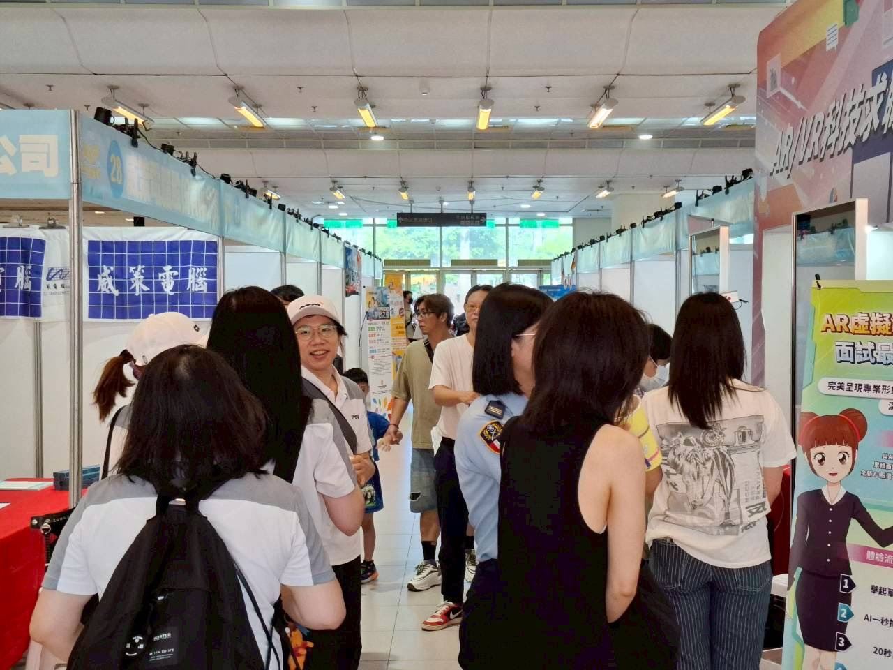 就博會現場人潮.jpg