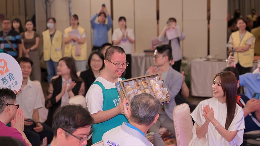 慈育庇護工場向與會貴賓展示「綜合精裝大禮盒」_0.jpg