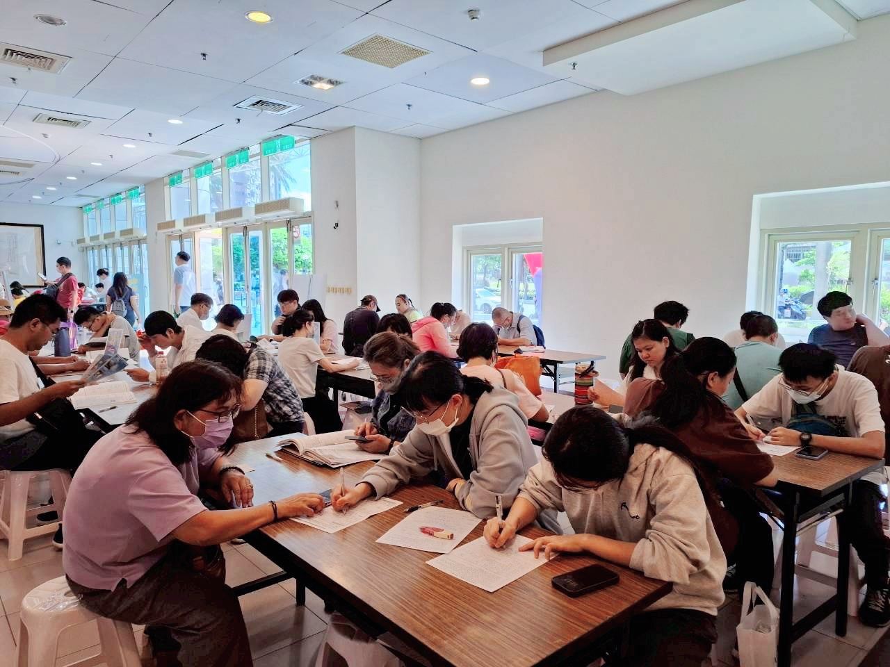 新北就博會人潮絡繹不絕.jpg