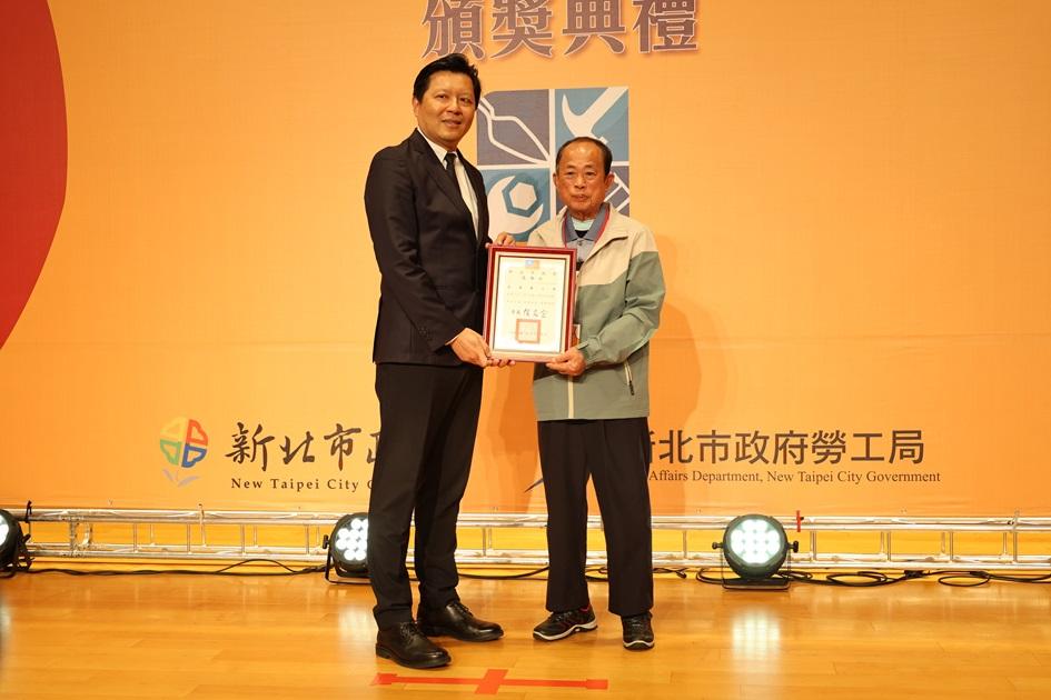 朱副市長惕之獲表揚髮藝造型工會合影.jpg